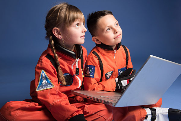 宇宙飛行士の制服を着ている子ども達